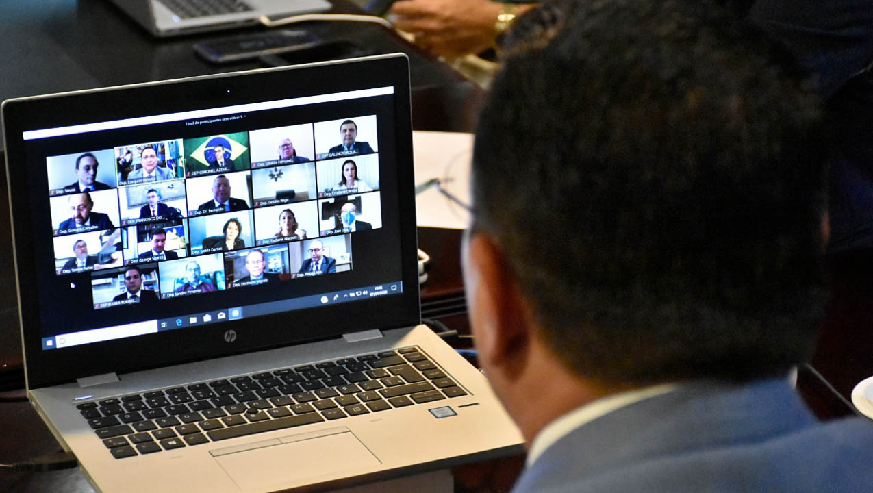   Deputados Estaduais do RN se reuniram pela internet para discutir e votar projetos. Por meio de videoconferência, os deputados realizaram a primeira sessão plenária remota da história do Parlamento Estadual. O expediente presencial da ALRN está suspenso desde o dia 18 de março, como medida de prevenção ao avanço da Covid-19.