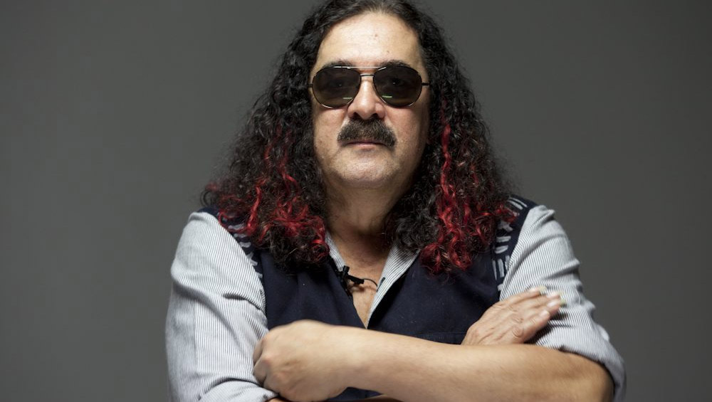   Morre aos 72 anos o cantor e compositor baiano Moraes Moreira. O corpo do artista foi encontrado na manhã desta segunda-feira (13), no apartamento onde vivia sozinho. A causa da morte, segundo a assessoria do artista, foi um infarto fulminante que ele sofreu por volta das 6h.