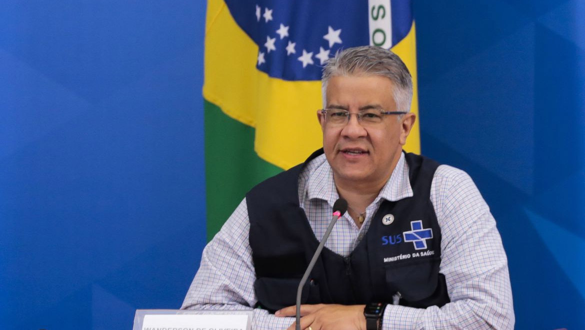   Ministro confirma pedido de demissão do secretário de Vigilância em Saúde. Doutor em epidemiologia, Wanderson de Oliveira teria pedido pra deixar a pasta na manhã desta quarta-feira (15), em meio a pandemia da Covid-19 e notícias sobre a possibilidade de o ministro da Saúde, Luiz Henrique Mandetta ser exonerado do cargo.