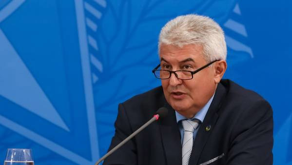   Ministro diz ter encontrado medicamento com eficácia de 94% contra coronavírus. Os testes clínicos com o medicamento serão iniciados nos próximos dias. Segundo o ministro da Ciência, Tecnologia, Inovações e Comunicações (MCTIC), Marcos Pontes, o nome do medicamento só será divulgado após o fim do protocolo de pesquisa clínica.