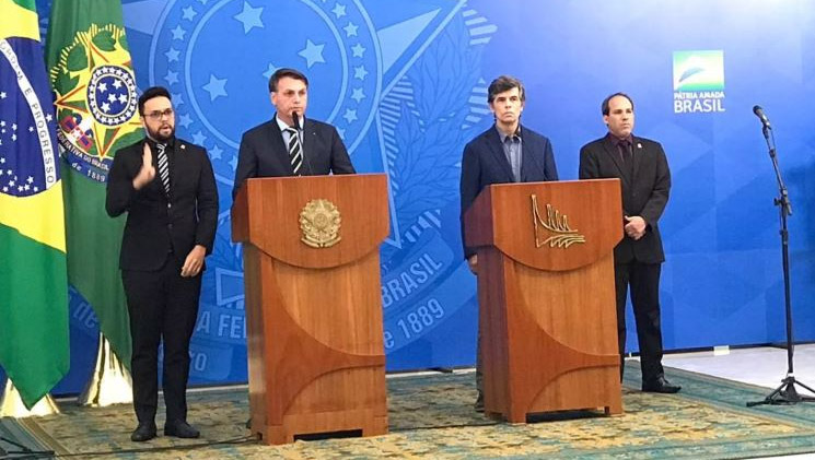   Bolsonaro anuncia Nelson Luiz Sperle Teich para o Ministro da Saúde. O nome do médico foi anunciado pelo presidente, durante coletiva no Palácio do Planalto, na tarde desta quinta-feira (16), logo após o ainda Ministro Luiz Henrique Mandetta anunciar em sua conta do Twitter que havia sido comunicado da sua demissão.