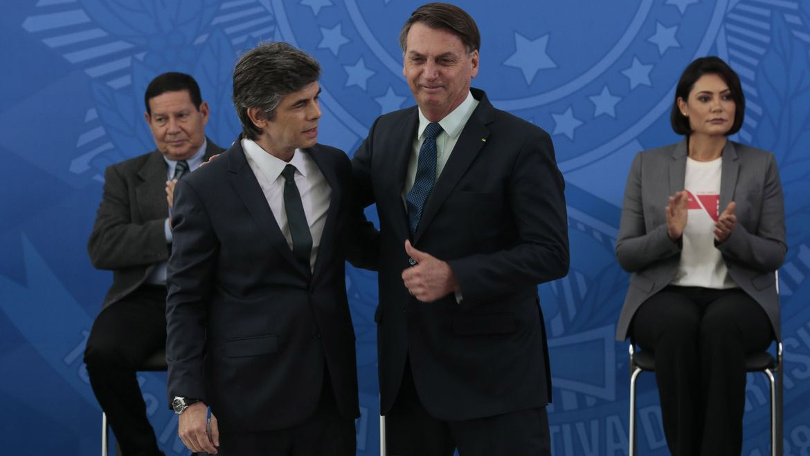   Nelson Teich é empossado como novo Ministro da Saúde do Brasil. Após dar posse ao novo ministro, o presidente Jair Bolsonaro pediu que ele busque uma alternativa para poupar vidas e ao mesmo tempo evitar o aumento do desemprego da população, em meio às medidas de restrição do comércio em todo o país por causa da pandemia do novo coronavírus.