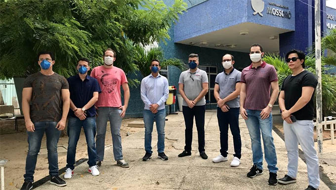   Estudantes conversaram com o deputado Allyson Bezerra e o vereador Petras Vinícius, na manhã de quinta-feira, 16, em frente a UPA do Bairro Belo Horizonte, que será transformada em unidade de campanha em Mossoró-RN.