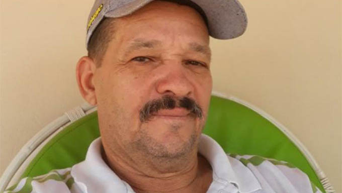   Ex-candidato a vereador e ex-candidato a deputado estadual, Genildo da Barrinha estava com amigos numa brincadeira de jogo de baralho quando chegaram dois homens atirando. Um jovem morreu no local e ele foi socorrido para o HRTM, onde terminanou não resistindo 