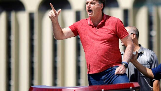   Em discurso, Bolsonaro incita manifestantes que pedem volta da ditadura. "Nós não queremos negociar nada. Nós queremos é ação pelo Brasil”, disse o presidente para dezenas de simpatizantes se aglomeraram para ouvi-lo, neste domingo (19), contrariando as orientações da de isolamento social da OMS. 