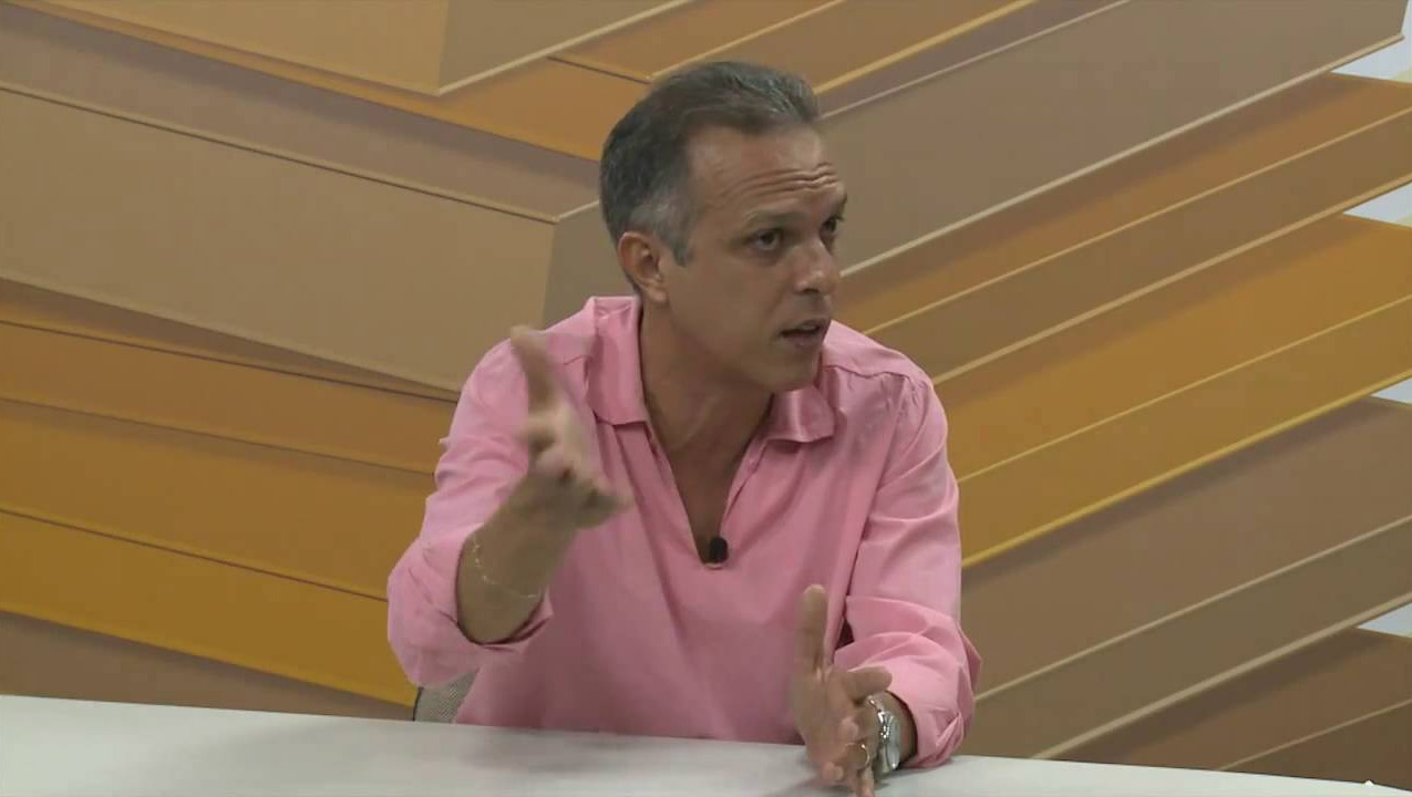 Imagem 1 -  O professor José Arnóbio, eleito democraticamente para o cargo de reitor do IFRN, disse que vai levar a nomeação de Josué Moreira como reitor pro-tempore do instituto à justiça, uma vez que ele sequer participou da eleição. Não é admissível que um interventor, travestido de 'pró-tempore', assuma o comando da Instituição. É a primeira vez na história do IFRN que a eleição não é respeitada. Isso é perseguição política", afirma.