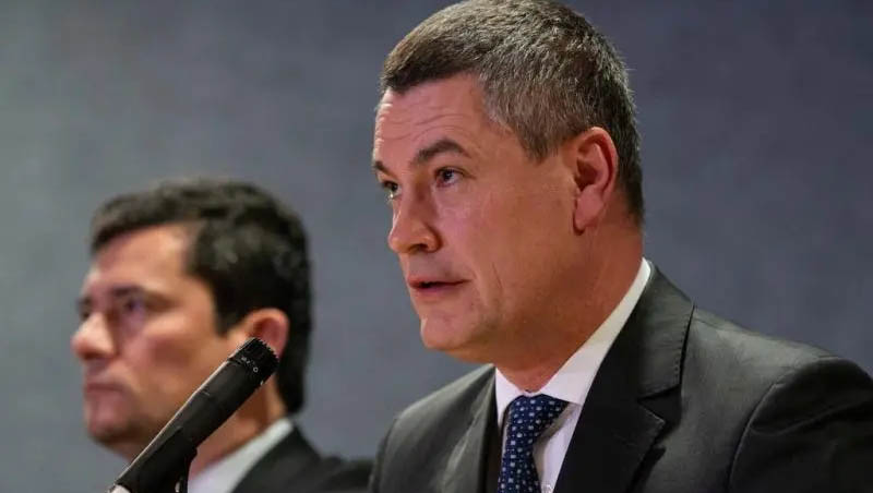   Nesta sexta-feira (23) Bolsonaro publicou a exoneração de Maurício Leite Valeixo, diretor-geral da PF e braço direito do ministro da justiça, Sergio Moro. Aliados de Moro afirmaram que ele foi pego de surpresa e vai anunciar sua saída do governo em entrevista coletiva marcada para as 11h, na sede do ministério.