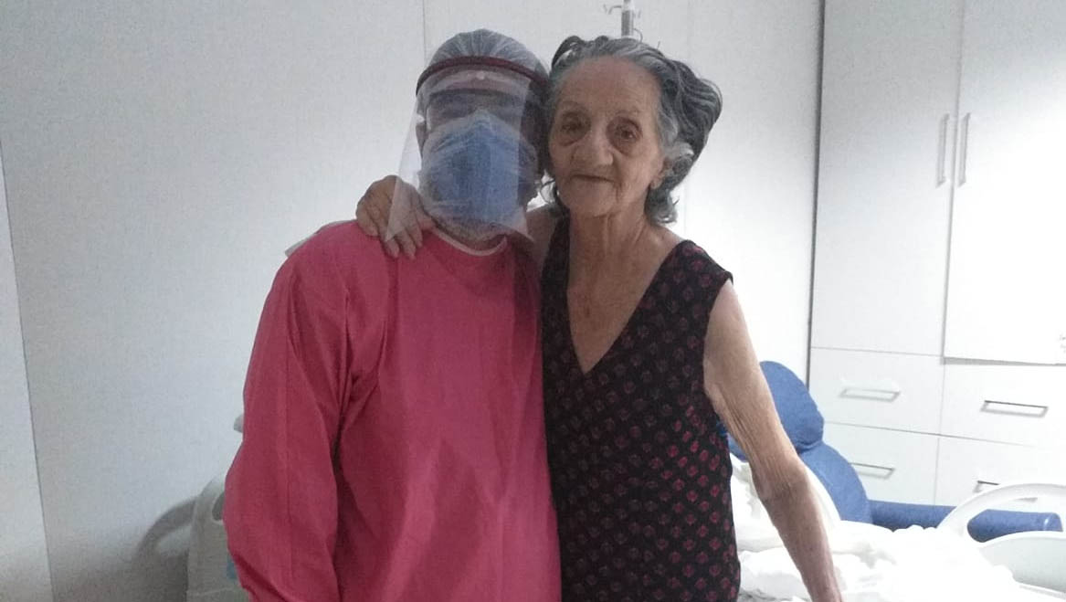   Registro da sobrevivente do coronavírus, Dona Aldenora, de 82 anos,  pré-diabética e hipertensa, com o médico clínico geral Ziraldo Holanda, no dia em que recebeu alta. “Esse homem foi um anjo que Deus colocou em nossas vidas”, disse Fernanda Fernandes, filha de Aldenora.