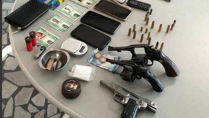   Armas apreendidas com os suspeitos investigados por homicidio, tráfico e envolvimento com facções criminosas