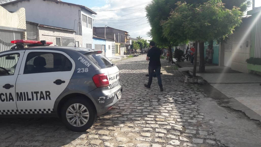   Na manhã desta segunda-feira (4) João Paulino de Araújo teria tentando impedir que o carro onde estava fosse levado por dois assaltante, sendo atingido por um tiro, no bairro paredões. Segundo a PM, um popular que passava no local presenciou a cena e baleou os dois criminosos. Um conseguiu fugir e o outro morreu no local. João ainda foi socorrido para o HRTM, mas não resistiu.