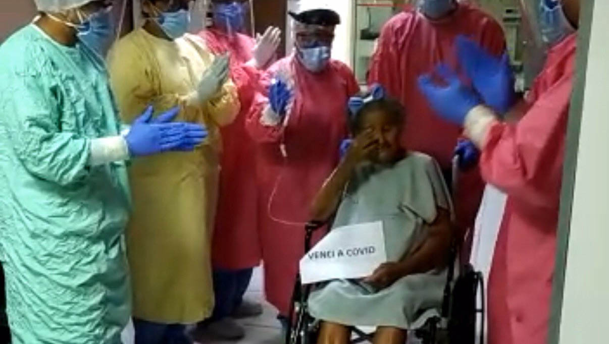   Idosa de 84 anos é aplaudida ao deixar UTI recuperada da Covid-19. Maria da Conceição de Castro passou 20 dias internada na UTI do Hospital Wilson Rosado, em Mossoró, chegando a ficar entubada, em estado gravíssimo. Nesta quarta-feira (6), recebeu alta para concluir o tratamento em um quarto simples. Dona Maria é mãe de Anaísa Silva de Castro, de 42 anos, que morreu devido a doença no dia 21 de abril.