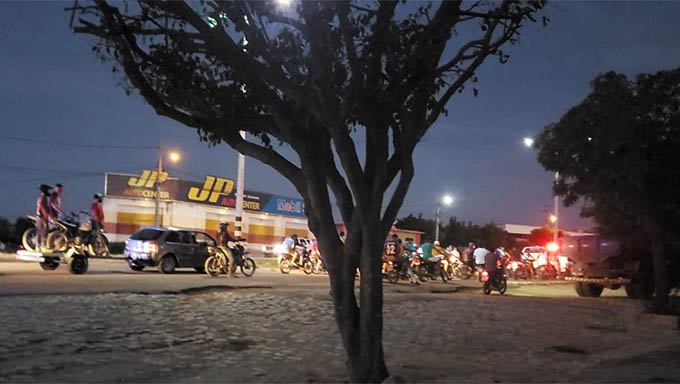   A PM informou que recebeu informações de que estava havendo desobediência ao decreto municipal para evitar o avanço do novo coronavírus e quando chegou ao local confirmou os fatos, tendo conduzido os motoqueiros e as motos para a DP local