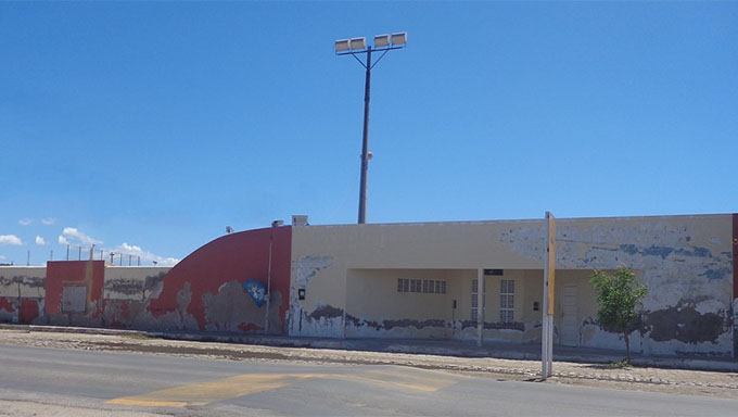 Imagem 1 -  Estádio Municipal de Areia Branca, que está interditado para jogos, devido a pandemia dos corovírus, vai receber uma pintura externa contratada pela prefeita Iraneide Rebouças, sem licitação, por R$ 200 mil reais.