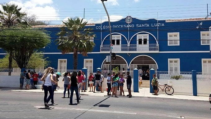   Escolas particulares assinam acordo para baixar 20% na mensalidade em Mossoró. Acordo vale a partir deste mês de maio e a escola que descumprir paga multa; A II Promotoria de Justiça de Mossoró ficou com a missão de fiscalizar o acordado entre diretores das escolas e o MPRN