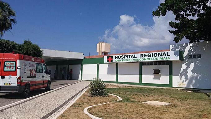   Tarcísio Maia ganha cinco novos leitos de UTIs depois de audiência judicial. Agora o hospital passa a contar com 25 leitos de UTI, sendo 15 deles para tratamento exclusivo de pacientes acometidos pela Covid-19. O leitos foram conseguido com a intensificação das negociações entre a Cremern, a 4ª Vara Federal, a assessoria jurídica do Conselho e com representantes do Ministério Público do Trabalho, da Sesap, do HRTM e da Apamim.