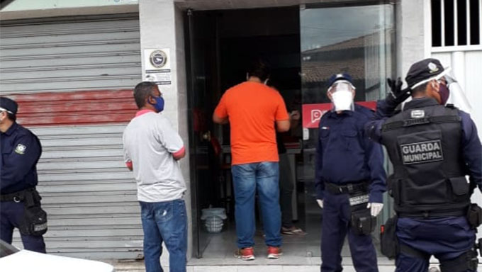   Em Areia Branca, a medida fiscalizando o que determina o decreto estadual foi adotada somente nesta sexta-feira, 15, após o MOSSORÓ HOJE ter denunciado que ao invés de fiscalizar e orientar a população, a prefeita Iraneide Rebouças havia mando pintar o muro do Estádio Municipal para virar atração turística