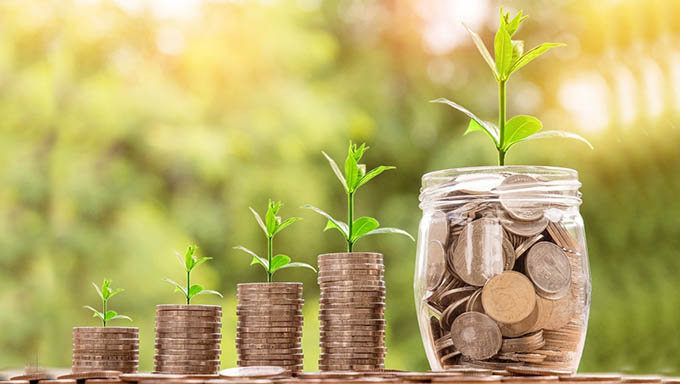   Quando a pessoa realiza investimentos variados, recorre a ativos que funcionam de acordo com lógicas diferentes, tendo condições de alcançar objetivos. Mesmo que um ou outro deles não se comporte como o esperado.