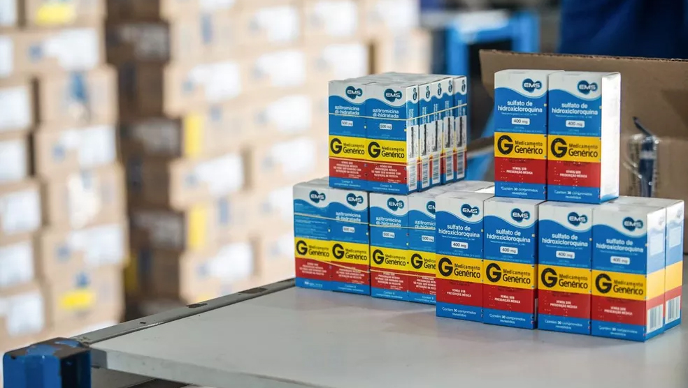   Ministério da Saúde libera uso da cloroquina até para casos leves de covid-19. O novo protocolo de uso do medicamento para o tratamento da doença foi divulgado nesta quarta-feira (20). O novo protocolo mantém a necessidade de o paciente autorizar o uso da medicação. O termo de consentimento, que deve ser assinado pelo paciente, ressalta que "não existe garantia de resultados positivos".