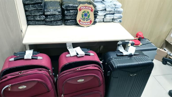   Os quase 50 kg de maconha estavam em quatro malas conduzidas por quatro mulheres que seriam recepcionadas no Aeroporto Internacional de São Gonçalo do Amarante por um rapaz de 29 anos. Todos foram presos e autuados em flagrante