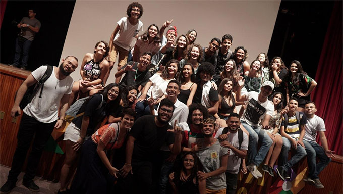   Os artistas foram os primeiros a parar e serão os últimos a voltar a trabalhar normalmente pois as atividades artísticas prescindem aglomerações e é preciso fazer o distanciamento social para conter a contaminação pelo vírus. A deputada ressalta que “A nossa função parlamentar é criar meios de sobrevivência frente a uma realidade árdua para o setor cultural causada pela pandemia do novo coronavírus”.