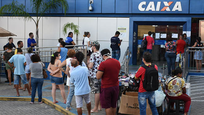   Caixa deve adotar medidas para evitar aglomerações no entorno de agências no RN. De acordo com liminar expedida pela Justiça Federal estado, a Caixa deve demarcar toda a extensão das filas, a fim de garantir a distância mínima de um metro e meio entre as pessoas, com apoio da polícia militar, sob pena de multa diária. O banco também deverá realizar triagem dos clientes, para que permaneçam nas filas apenas os que necessitam de atendimento presencial indispensável.
