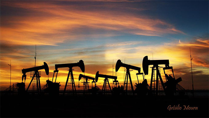   O Polo Macau engloba os campos de Aratum, Macau, Serra, Salina Cristal, Lagoa Aroeira, Porto Carão e Sanhaçu. A Petrobras detinha 100% de participação em todas as concessões, com exceção da concessão de Sanhaçu, na qual era operadora com 50% de participação, enquanto os 50% restantes são da Petrogal Brasil S.A.. A produção total atual de óleo e gás desses campos é de cerca de 5 mil barris de óleo equivalente por dia.
