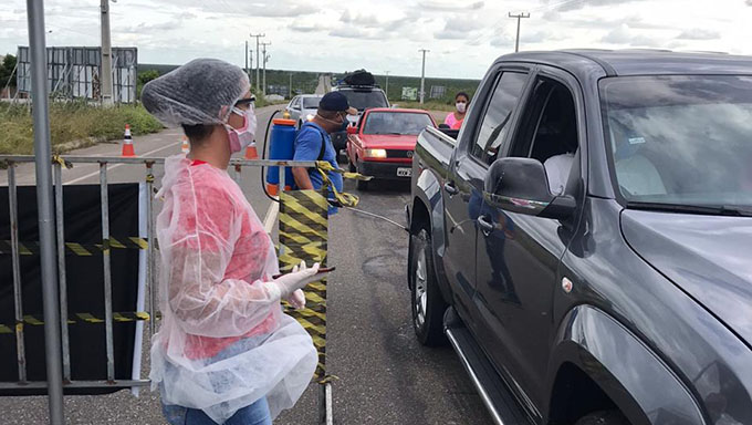   Vigilância Sanitária junto com agentes de saúde orientaram os motoristas e seus passageiros a seguirem as regras dos decretos, para não aglomerar, usar máscara e lavar as mãos com frequência