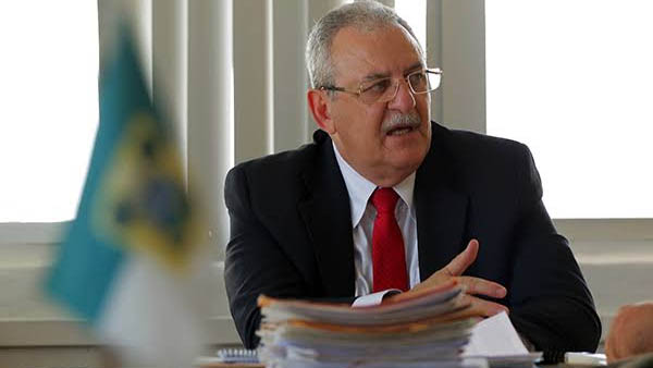   ‘Falar em flexibilização é o maior absurdo que deve existir, o povo deve ficar em casa’. Em entrevista para a InterTV, em tom visivelmente revoltado, o secretário de saúde de Natal, George Antunes, disse que é uma “tragédia anunciada” flexibilizar a abertura do comércio. A entrevista polêmica chegou a fazer com que o secretário pedisse demissão do cargo, mas acabou sendo mantido pelo prefeito Álvaro Dias.