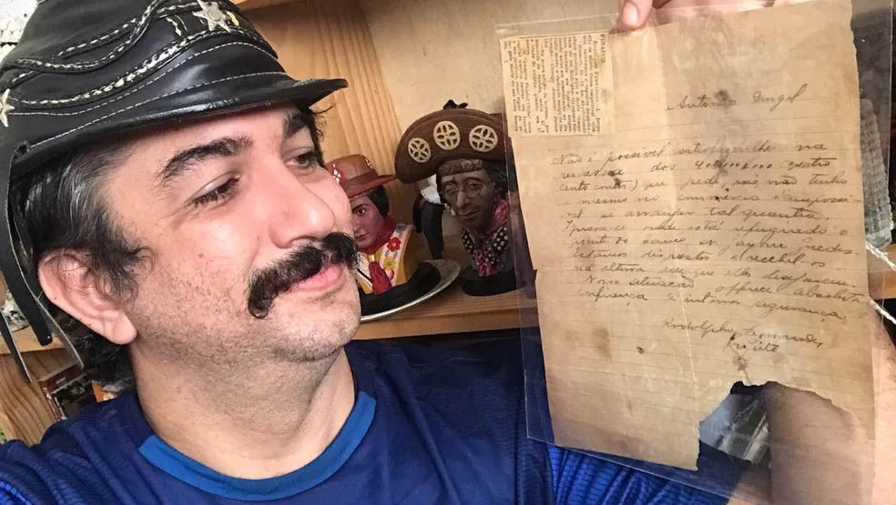   Pesquisador encontra carta que representa resistência de Mossoró ao bando de Lampião. O documento foi encontrado pelo professor, jornalista e escritor sergipano Robério Santos, que é um entusiasta do assunto e tem seis livros publicados sobre o cangaço. A carta estava endereçada ao coronel Antônio Gurgel, que no momento das negociações, era refém do bando. O documento será entregue à prefeitura de Mossoró no próximo dia 13 de junho, data em que se comemora 93 anos da invasão e resistência dos mossoroenses.