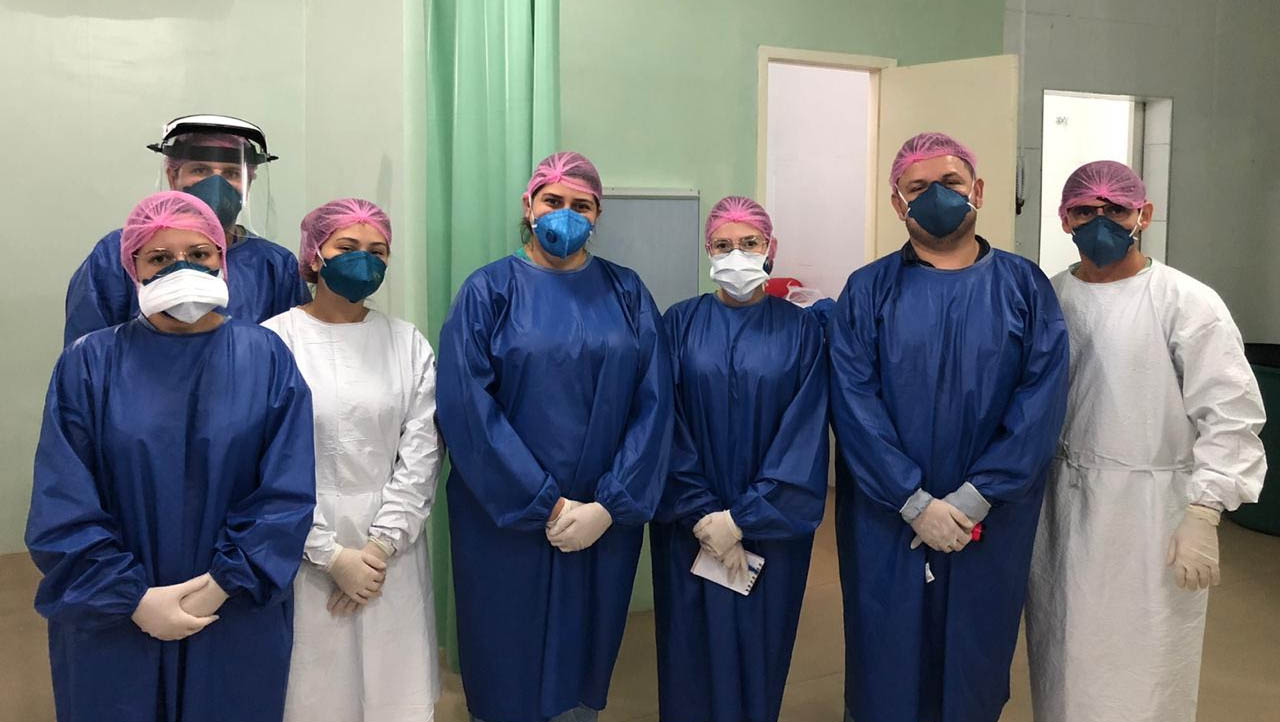   Equipe do Hospital de Campanha São Luiz vai avaliar toda semana os pacientes internados com covid-19. Os paciente são acompanhados diariamente, mas nas terças-feiras uma equipe, formada por infectologista, médicos, fisioterapeutas e enfermeiros, vai fazer uma avaliação mais detalhada da evolução do casos, visando melhorar a assistência, implantar novas condutas e aprofundar estudos de casos sobre a infecção.