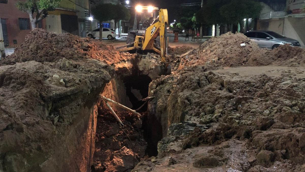   Obra na Alberto Maranhão com Delfim Moreira segue até a segunda, 8. O trabalho tinha previsão de ser concluído nesta quinta-feira (4), mas segundo a Caern, as chuvas dos últimos dias dificultaram o serviço, em função do acúmulo de água no interior da vala. O trânsito segue interditado no local e só deve ser liberado após a conclusão do reparo.