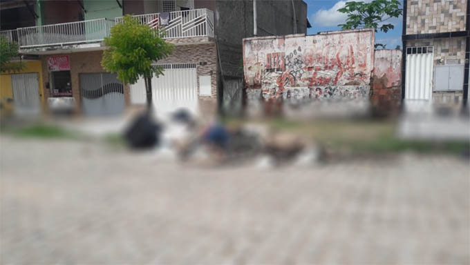   O crime aconteceu por volta das 11h15 desta sexta-feira (5), na Rua Nilo Peçanha. A vítima foi identificada como Alamersom de Oliveira Monteiro, conhecido por "Melon", de 29 anos. De acordo com a PM, a única informação que se tem que é o homem era usuário de drogas.