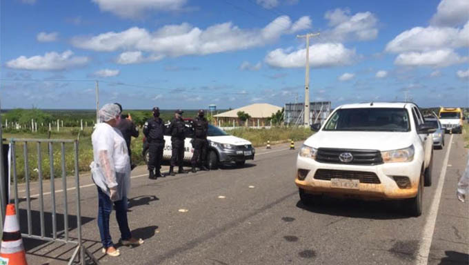   Prefeitura Municipal, com apoio da Policia, mantém barreiras sanitárias fixas de sexta a domingo, além de desenvolver um trabalho de orientação e fiscalização dentro da cidade