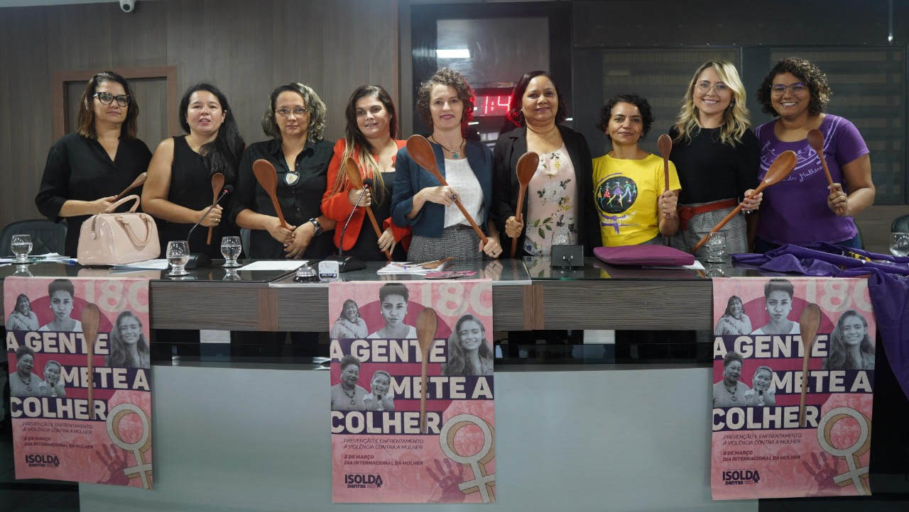   O governo do estado sancionou nesta segunda-feira (8) o PL proposto pela deputada Isolda Dantas que institui a Delegacia Virtual da Mulher como meio de combate a violência doméstica. A ferramenta contará com um canal de comunicação via WhatsApp, para assegurar o recebimento de denúncias, registros de ocorrências, envio de fotos e documentos relativos aos crimes.