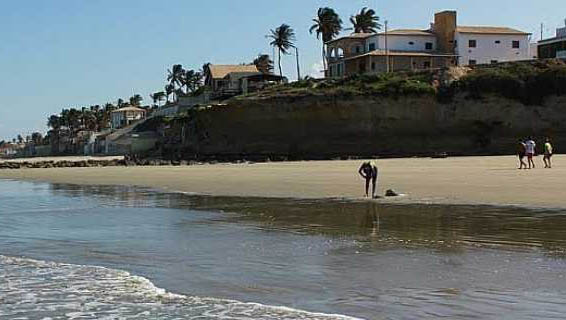   A partir desta quinta-feira (11) para acessar a cidade de Tibau será necessário apresentar comprovante de residência ou documento equivalente. O novo decreto, publicado nesta quarta-feira (10), ainda proíbe aglomerações nas praias durante os finais de semana de junho, além da venda e consumo de bebidas alcoólica, uso de equipamentos sonoros e realização de festejos juninos até o fim da pandemia.