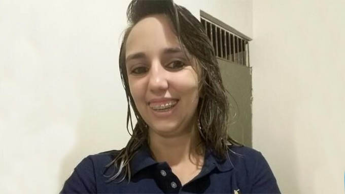   Casa de Paula Monique havia tido o portão metralhado e desde então ela estava se sentindo ameaçada. Teria pedido refúgio a uma amiga no bairro Ouro Negro, enquanto arrumava as coisas para ir embora de Mossoró, porém foi localizada e morta na madrugada deste domingo, 14