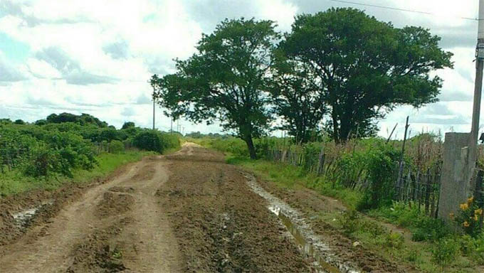   Acesso a zona rural (foto mostra o acesso ao Bom Sucesso)preocupa gestão em Governador Dix-sept Rosado. O Prefeito Antônia Bolota diz que acesso a comunidades como Rancho do Povo, que fica distante 60 km da cidade, é muito dificultoso para os moradores e “se uma pessoa adoecer, como a ambulância vai socorrer?” pergunta o gestor, que aguarda o fim do período de chuvas para iniciar o trabalho de recuperação dos acessos à zona rural.