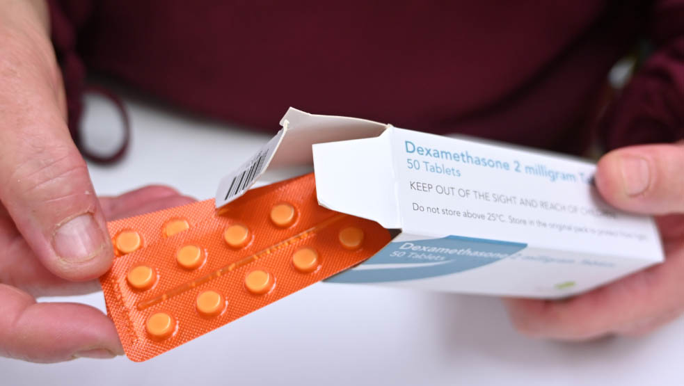   Dexametasona é a primeira medicação cientificamente comprovada que é capaz de reduzir o índice de morte pela covid-19. A descoberta foi dos ingleses. A medicação é de baixo custo, de fácil acesso e a dosagem no paciente é baixa.