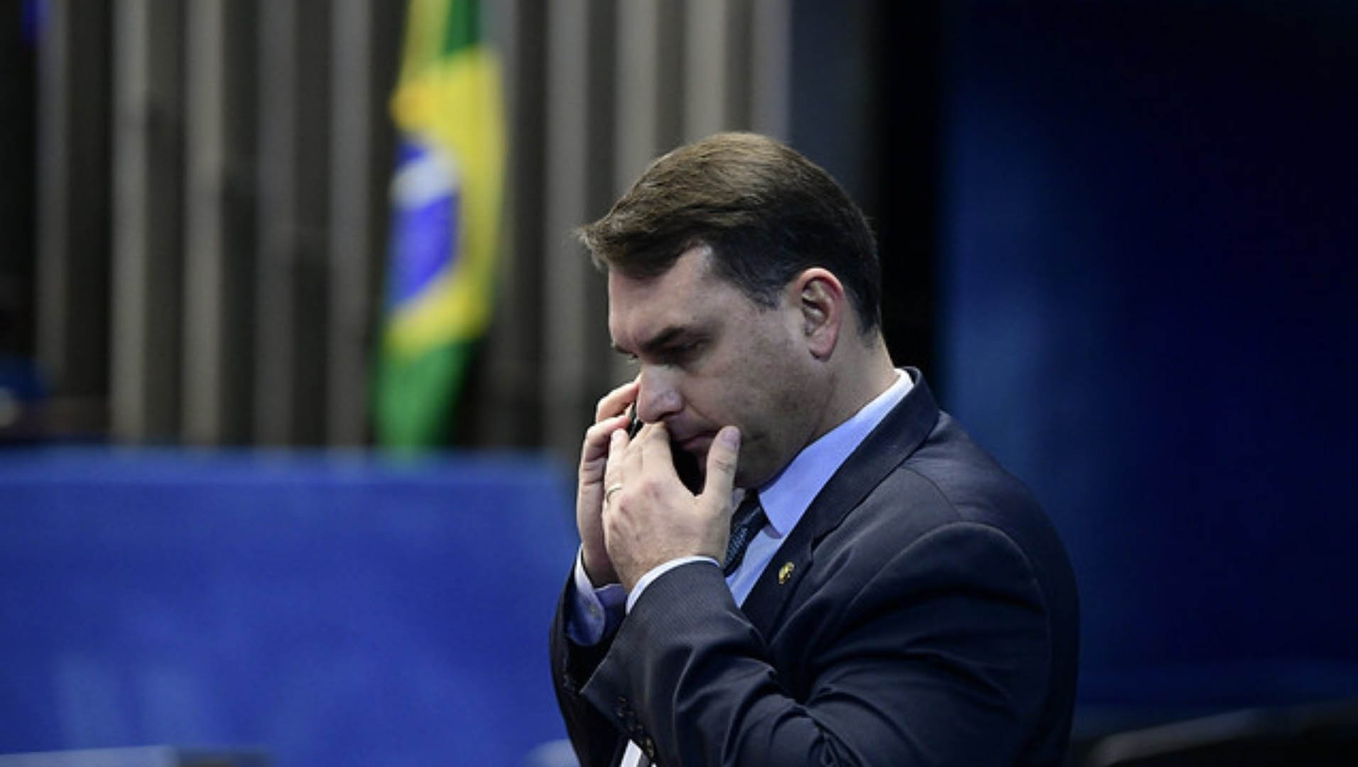   Flávio diz que prisão de Queiroz é só tentativa de “atacar” Bolsonaro. Por meio de sua conta no Twitter o Senador disse encarar com “tranquilidade os acontecimentos”. As investigações que levaram a prisão de Queiroz apontam o envolvimento dele no esquema de “rachadinha”, quando funcionários de Flávio Bolsonaro, então deputado estadual, devolviam parte do salário e o dinheiro era lavado por meio de uma loja de chocolate e investimento em imóveis.