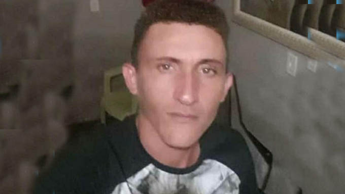   Agricultor Relson, de 29 anos, morreu perto de uma parada de ônibus, no Centro de São Francisco do Oeste, vítima de cutiladas de facada peixeira