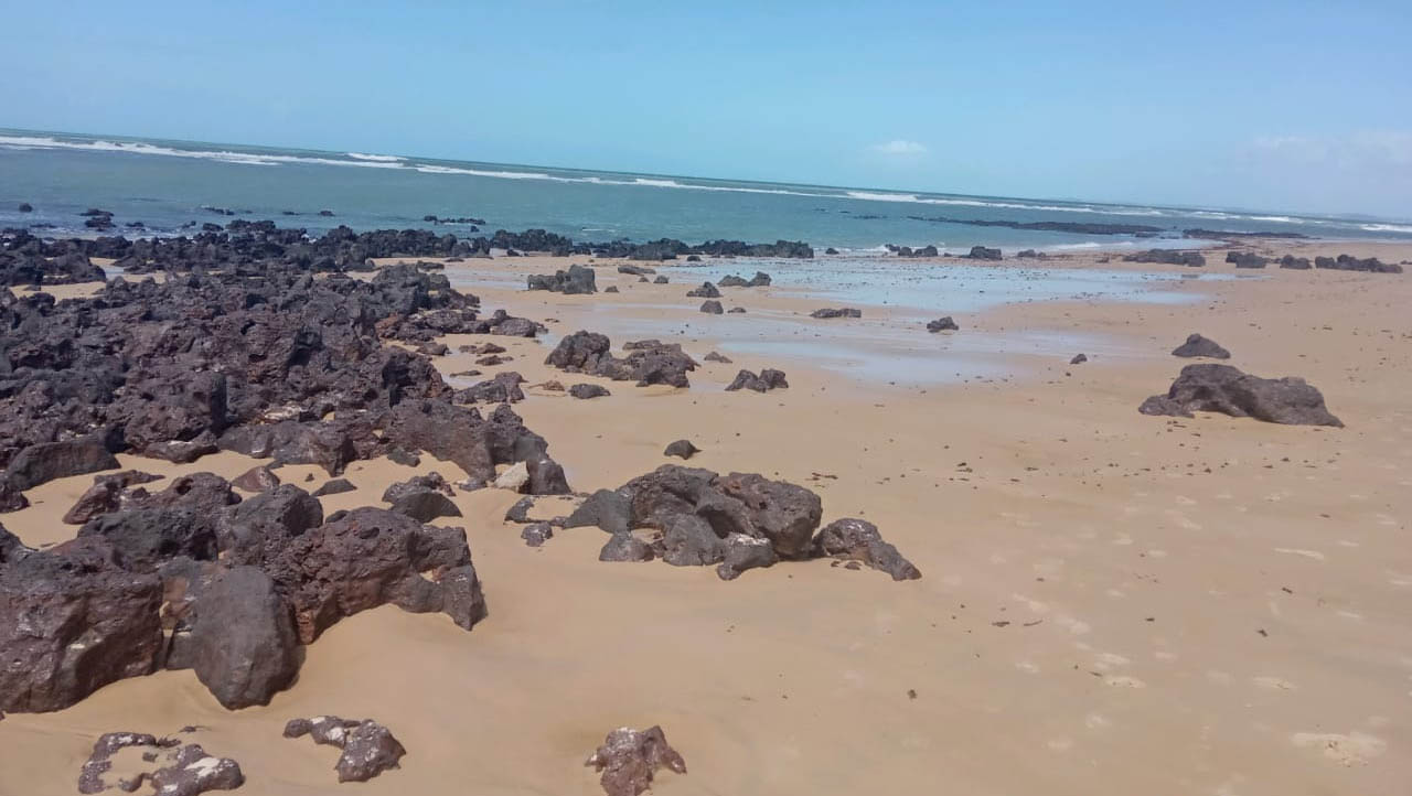   Idema registra novos fragmentos de óleo em praia do litoral do RN. Segundo o órgão, os fragmentos foram avistados O Idema informou que foram apenas pequenos fragmentos avisados e removidos da Praia de Tabatinga, no município de Nísia Floresta; Ainda não há como saber se existe relação com esse episódio e derramamento de óleo ocorrido na Costa Brasileira, no segundo semestre de 2019.