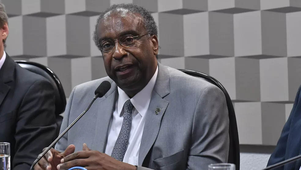   Nesta segunda-feira (29) a Universidade de Wuppertal, na Alemanha, informou que Carlos Alberto Decotelli da Silva, não obteve o título de pós-doutorado na instituição; Na semana passada o reitor da Universidade Nacional de Rosário, na Argentina, onde o ministro afirmava ter concluído o doutorado, já havia afirmado que o fato não era verdadeiro; Decotelli fez atualizações no currículo lattes após ter sido confrontado pela instituição. 
