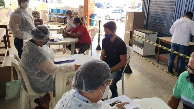   Comerciantes da Cobal e Vuco-vuco passam por testagem do coronavírus. Os comerciantes que se enquadram no perfil foram previamente identificados, por meio de entrevista realizada pelo profissionais de saúde na terça-feira (30). A medida visa evitar filas ou aglomerações nos dois locais. 