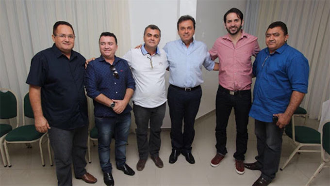  Gilberto Martins (Camisa branca ao centro), mesmo com condenações transitada em julgada para pagar multas, está se movimentando no meio politico há 2 anos com o objetivo de voltar ao comando da Prefeitura de Governador Dix Sept Rosado