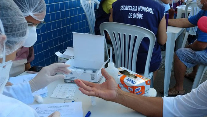   Testes rápidos foram aplicados durante a semana nas feiras da Cobal e do Vuco Vuco, em Mossoró-RN, tendo sido diagnosticados 40 contaminadas nas duas feiras. Destas 40, pelo menos 3 foram trabalhar normalmente neste sábado, 4. Veja o que fazer nestas situações!