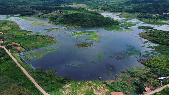   O Açude Bonito, com o inverno deste ano atingiu 27,95% de sua capacidade total de 3 milhões de metros cúbicos de água. Como o sistema adutor já estava sem uso há 6 anos, foi precisou de investimento de 3 milhões da CAERN para volta a abastece a cidade de São Miguel. (FOTO: @nossoaltooeste )