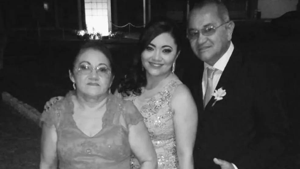   Covid-19 mata mãe, pai e filha em um intervalo de duas semanas no RN. Francisca Katiane do Nascimento, de 37 anos, morreu neste domingo (5), em Natal. O pai dela, Francisco Canindé Nunes, morreu em 23 de junho, enquanto a mãe, Maria Francisca Nunes do Nascimento, de 59 anos, morreu no dia 26 de junho; Katiene foi internada em 25 de junho, já sabendo da morte do pai; Ela não chegou a ser informada sobre a morte da mãe, visto que os médicos acreditaram que a notícia poderia agravar o estado de saúde dela.
