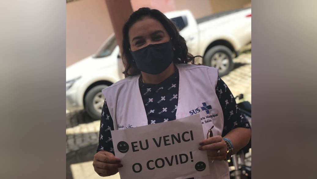   “É uma vitória a cada hora e a cada dia permanecer viva com coronavírus”. A secretária de saúde de Mossoró, Saudade Azevedo. Diagnosticada com a Covid-19 no dia 26 de junho, a secretária recebeu o diagnóstico de que está curada nesta terça-feira (7) e nesta quarta (8) voltou a atuar na linha de frente do combate à doença na cidade. “Só sabe o que é ter covid quem realmente tem ou teve”, diz.