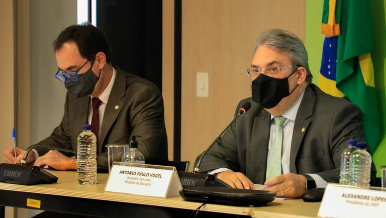   MEC define novas datas das provas do Enem para janeiro e fevereiro de 2021. O exame acontecerá em 17 e 24 de janeiro de 2021, na versão impressa, e nos dias 31 de janeiro e 7 de fevereiro de 2021, na versão digital. De acordo com o secretário-executivo do MEC, Antônio Paulo Vogel, as novas datas foram definidas após diálogos com as secretarias estaduais de Educação e entidades representativas das instituições de ensino superior públicas e privadas.