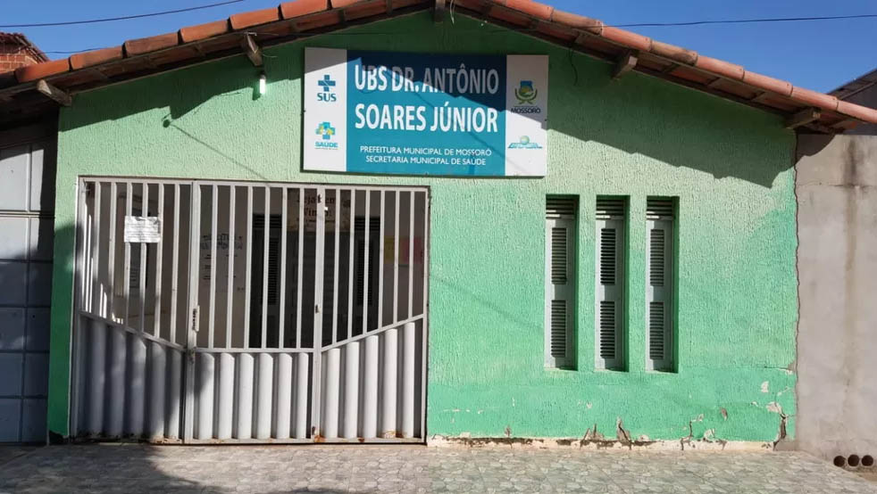   Os portões da UBS Antônio Soares Júnior foram literalmente fechados com corrente e cadeado, na noite desta quarta-feira (8). O motivo é que a prefeitura não paga o aluguel do prédio há 18 meses e já acumula uma dívida de cerca de R$ 20 mil. Em nota, a prefeitura disse estar concluindo o “trâmite burocrático para finalizar o pagamento e negociar com o proprietário a reabertura”.